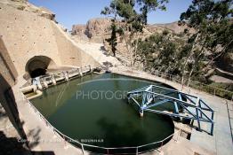 Image du Maroc Professionnelle de  Le tunel du Barrage Machraa Hamadi dont la capacité est de 42 Millions de m3, est construit sur l'Oued Moulouya, il permet, depuis 1956, d'approvisionner la région et d'irriguer les terres de cultures, ce barrage fournit en eau potable les ville de Nador, Oujda, il permet également l'approvisionnement des centre de Taourirte et El Aïoun Sidi Mellouk. Samedi 1er octobre 2005. (Photo / Abdeljalil Bounhar) 